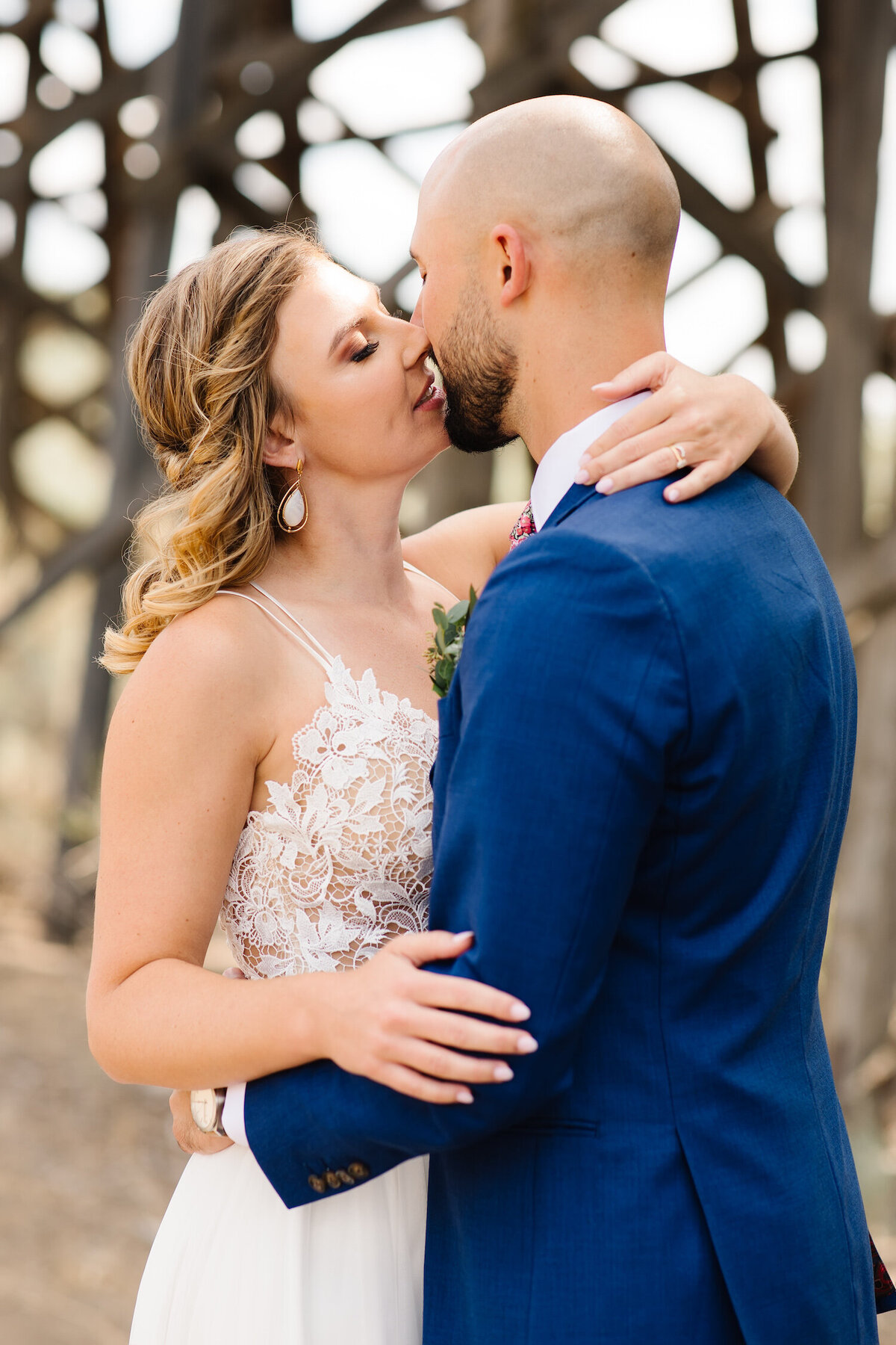 bend-oregon-wedding-photography-brasada-ranch-wedding-married-couple-kissing