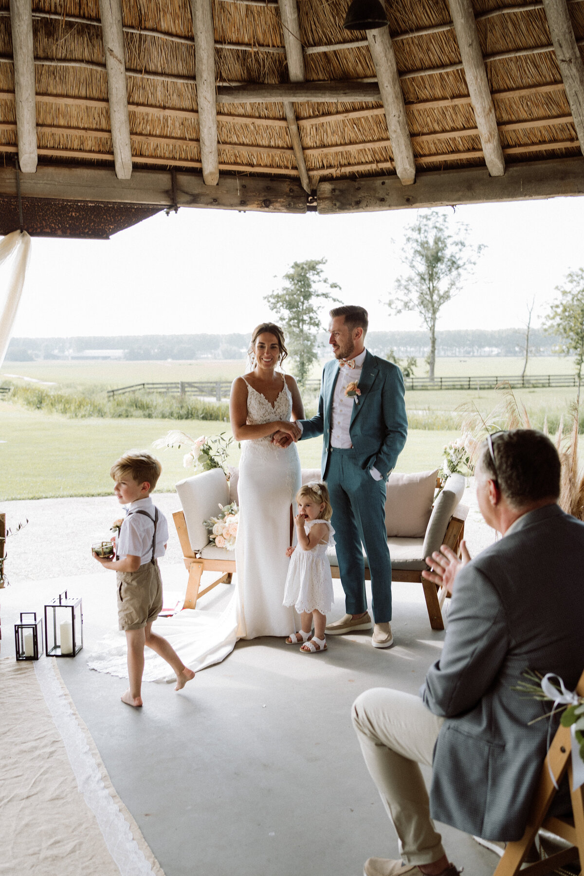 Sfeervolle bruiloft bij Nigtevecht Freeland Farm, met een persoonlijk aangekleed decor en het bruidspaar dat geniet van een lange borrel in een gezellige, intieme sfeer. Ceremonie ringen brengen. 