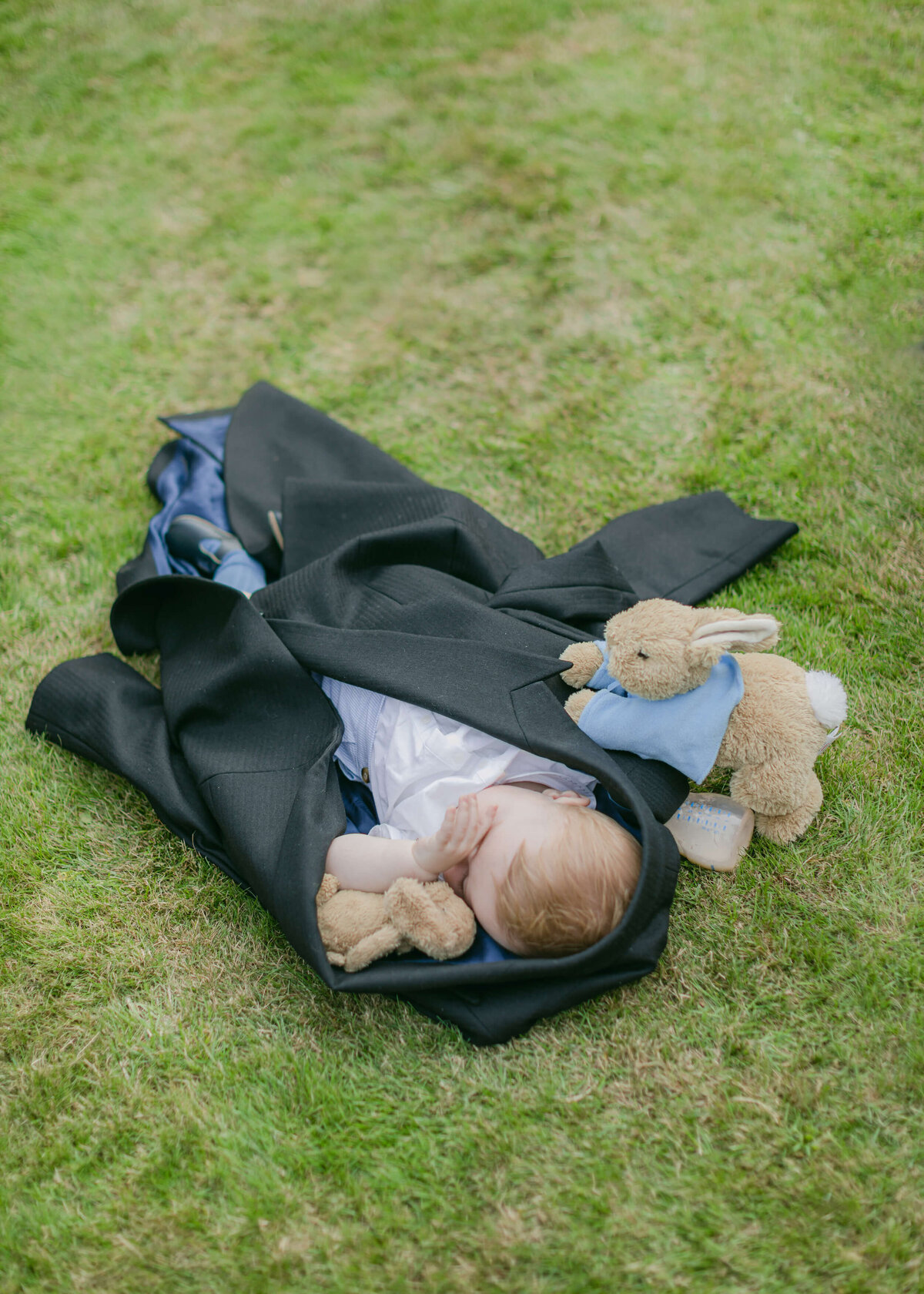 chloe-winstanley-weddings-page-boy-sleeping-teddy