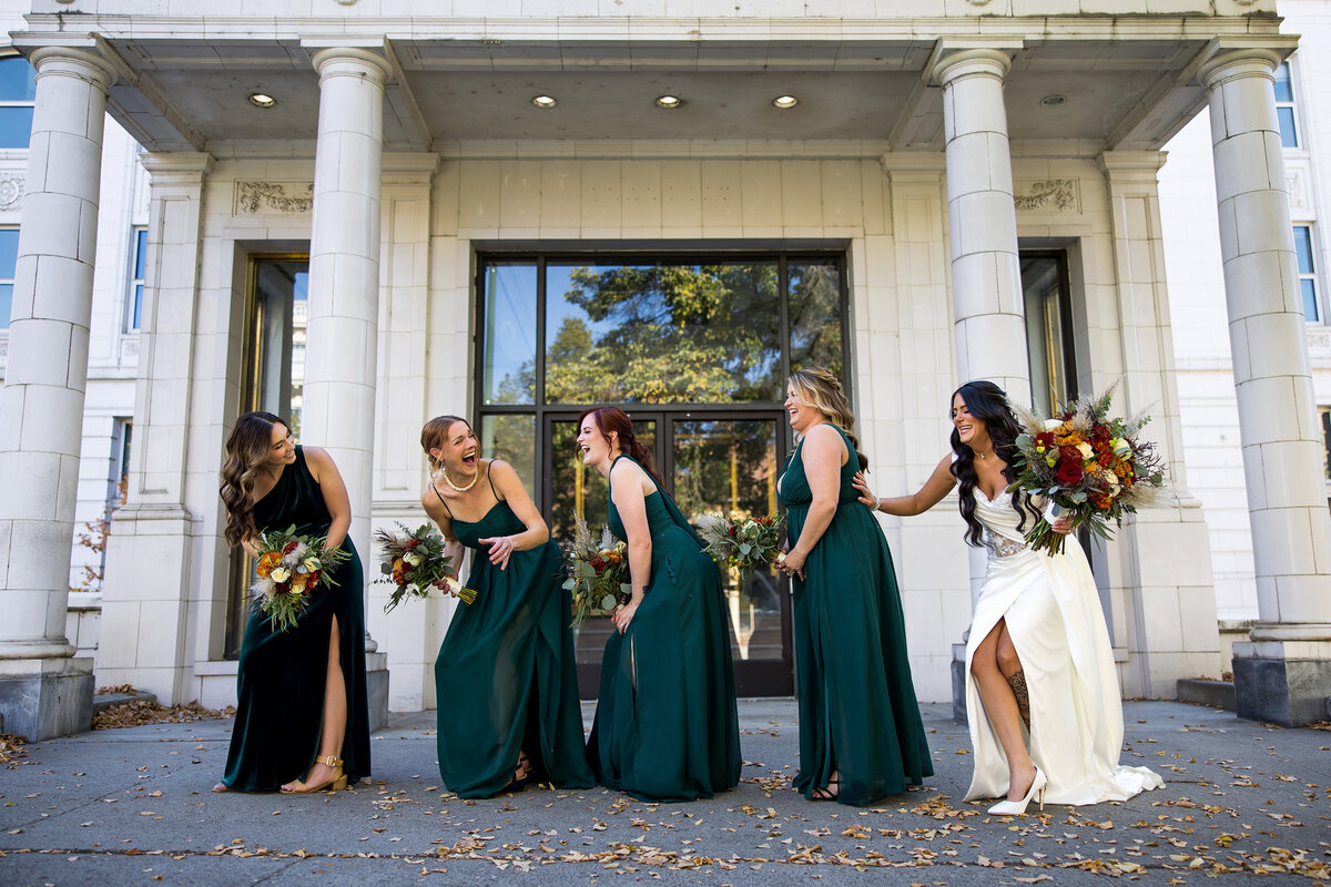 bridesmaids-spokane-wedding-laughter