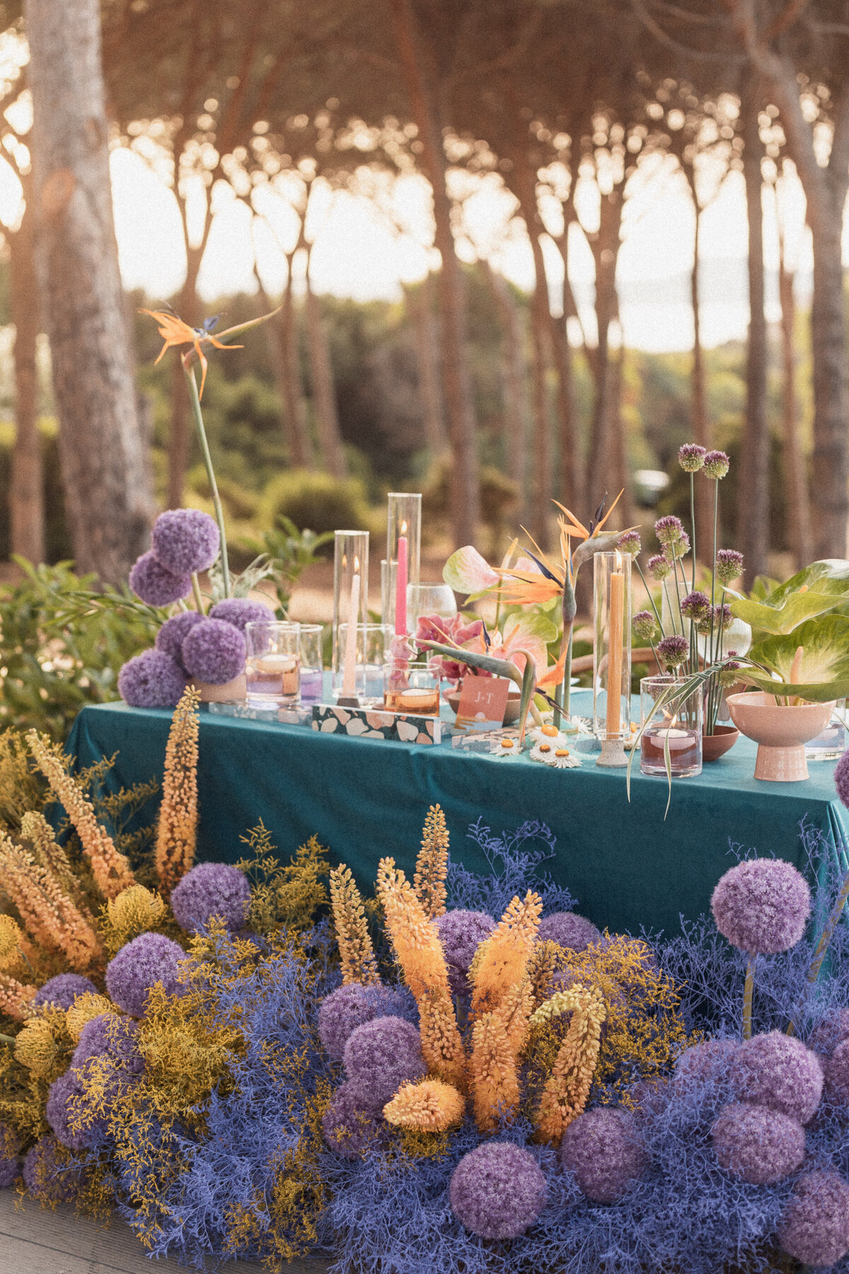 Explosion of colors for the flowers of this wedding from the 70s vibrations in sardinia