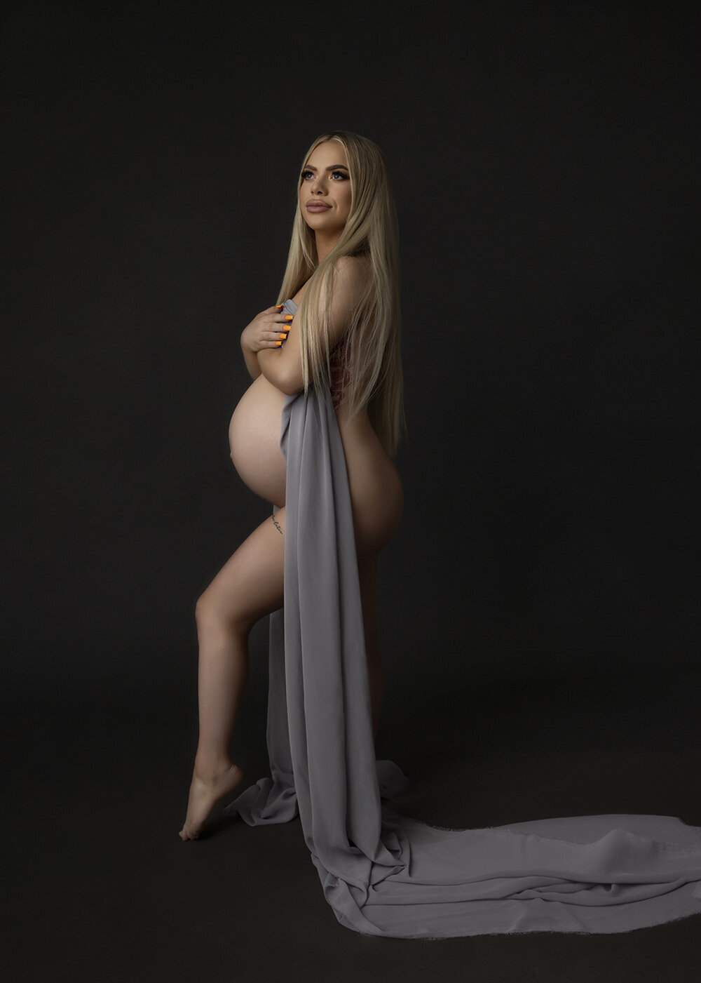 MATERNITY_PREGNANTWOMAN_NAKEDSCARFGREYBLONDEHAIR