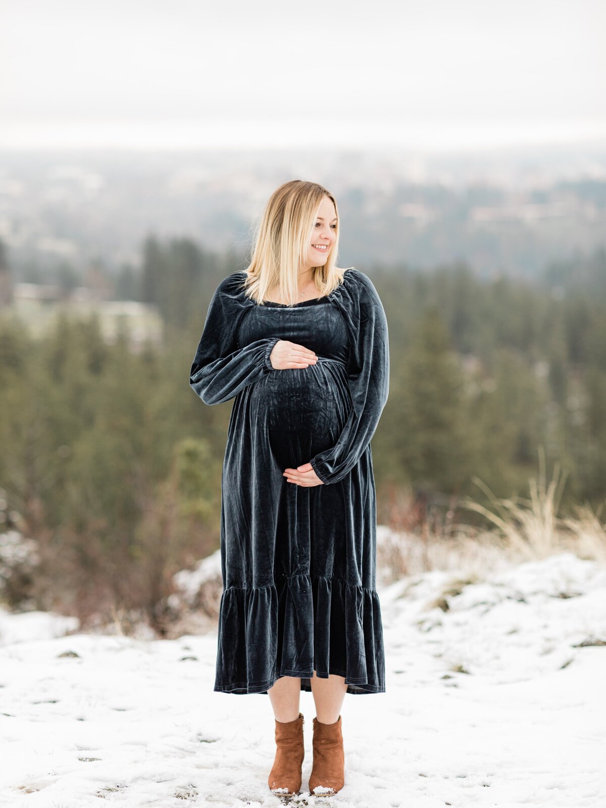 snowy-maternity-session-spokane.jpeg-min