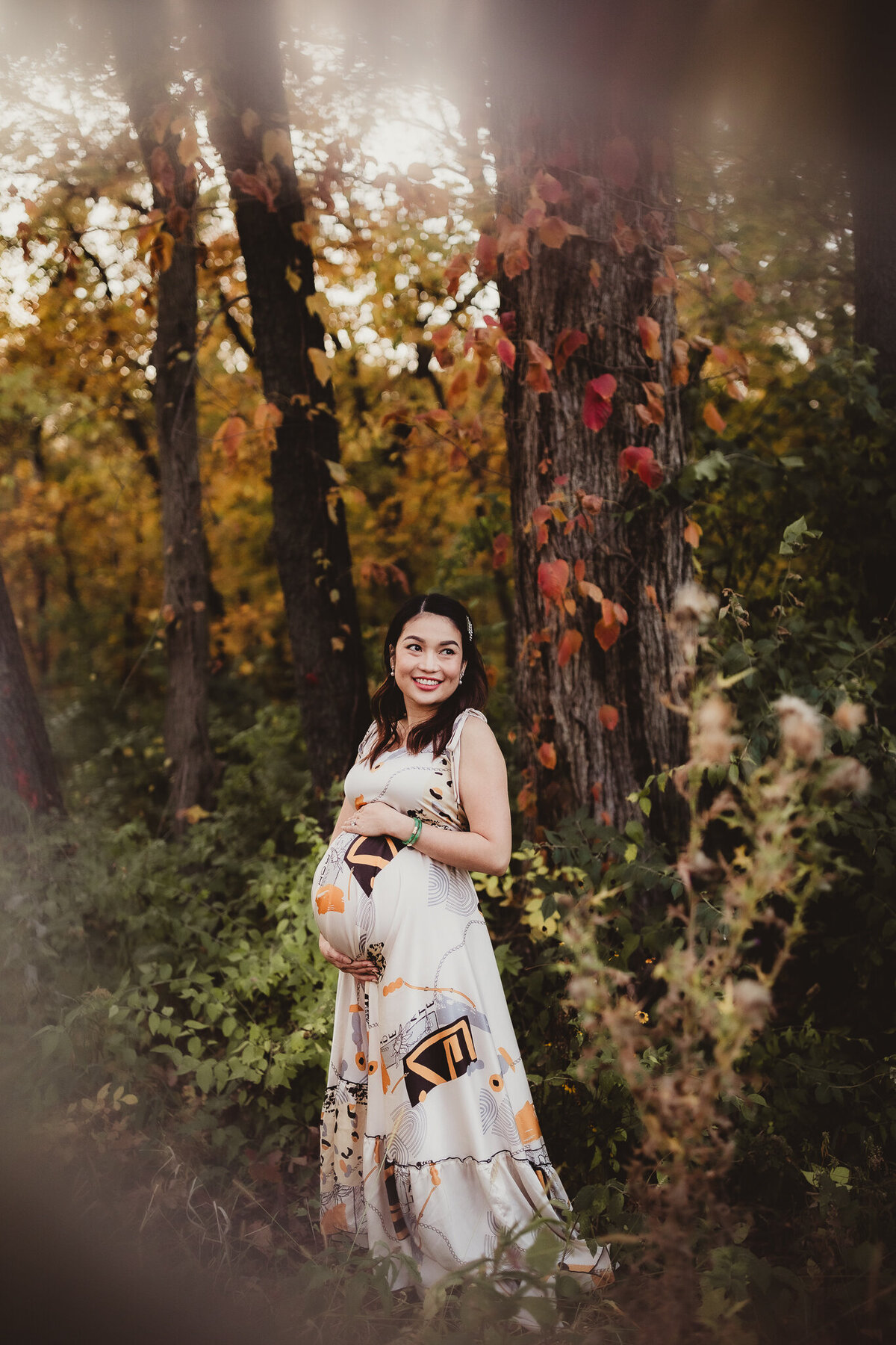 maternity photo in greenery