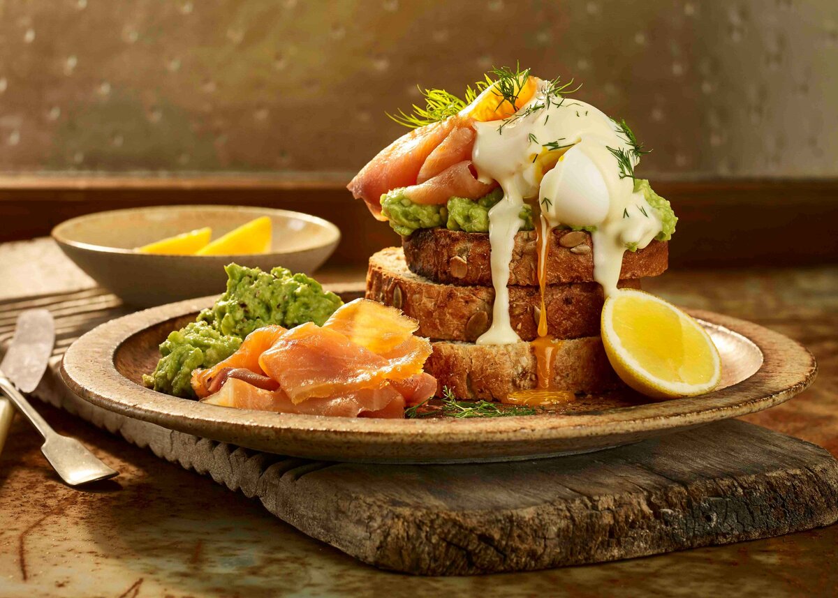 salmon toast hollondaise