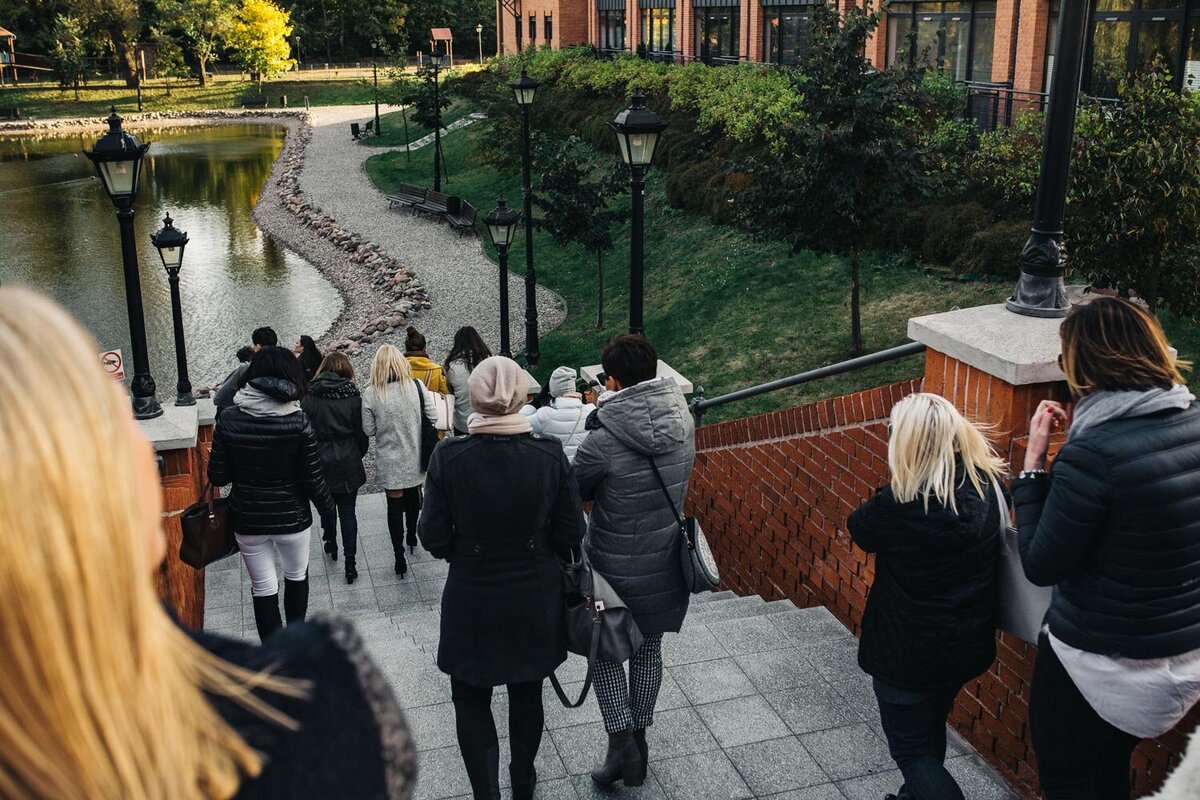 kaboompics_group-of-people-sightseeing-in-the-city-park-4694
