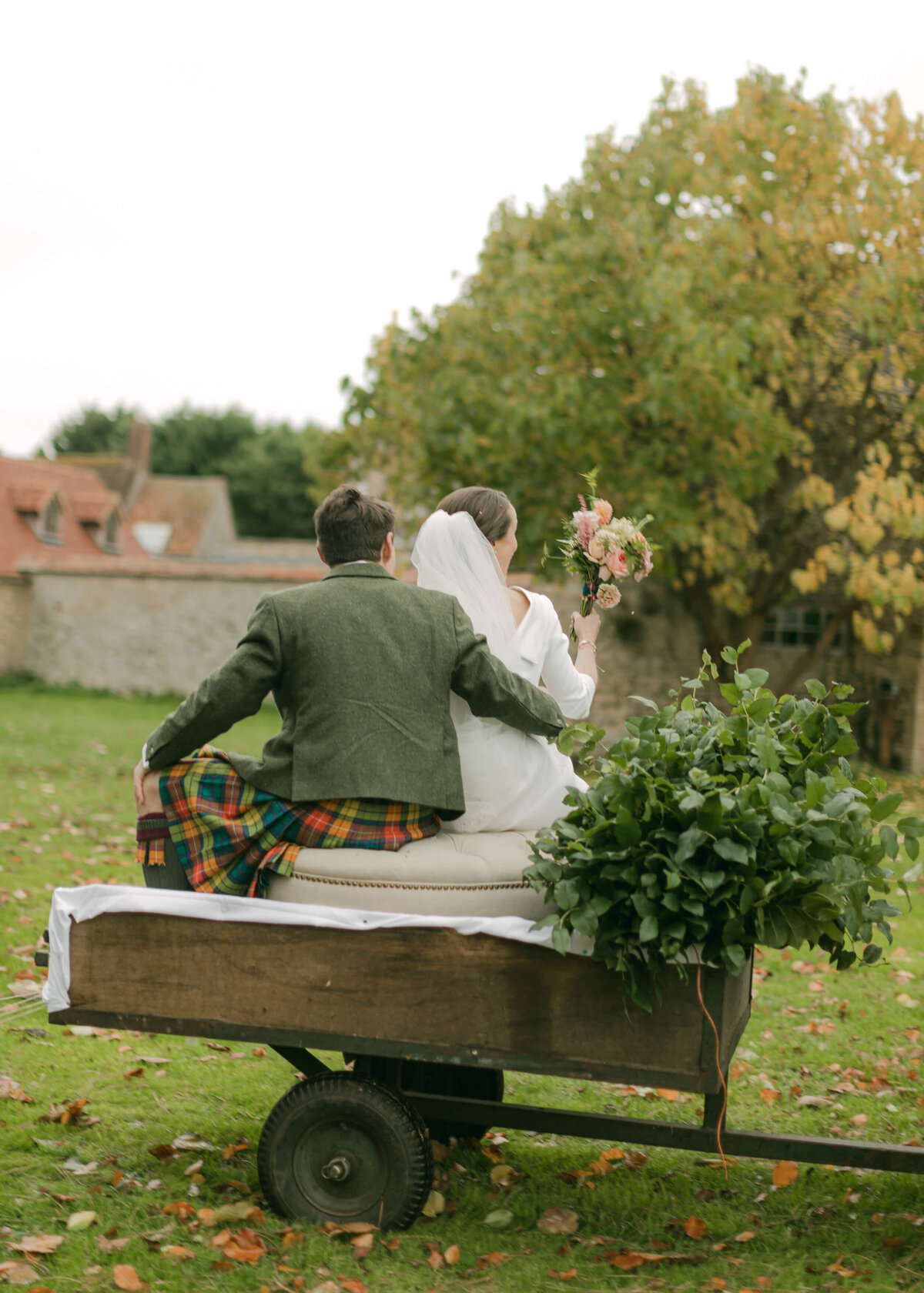 chloe-winstanley-wedding-oxford-gsp-tractor-bride-groom