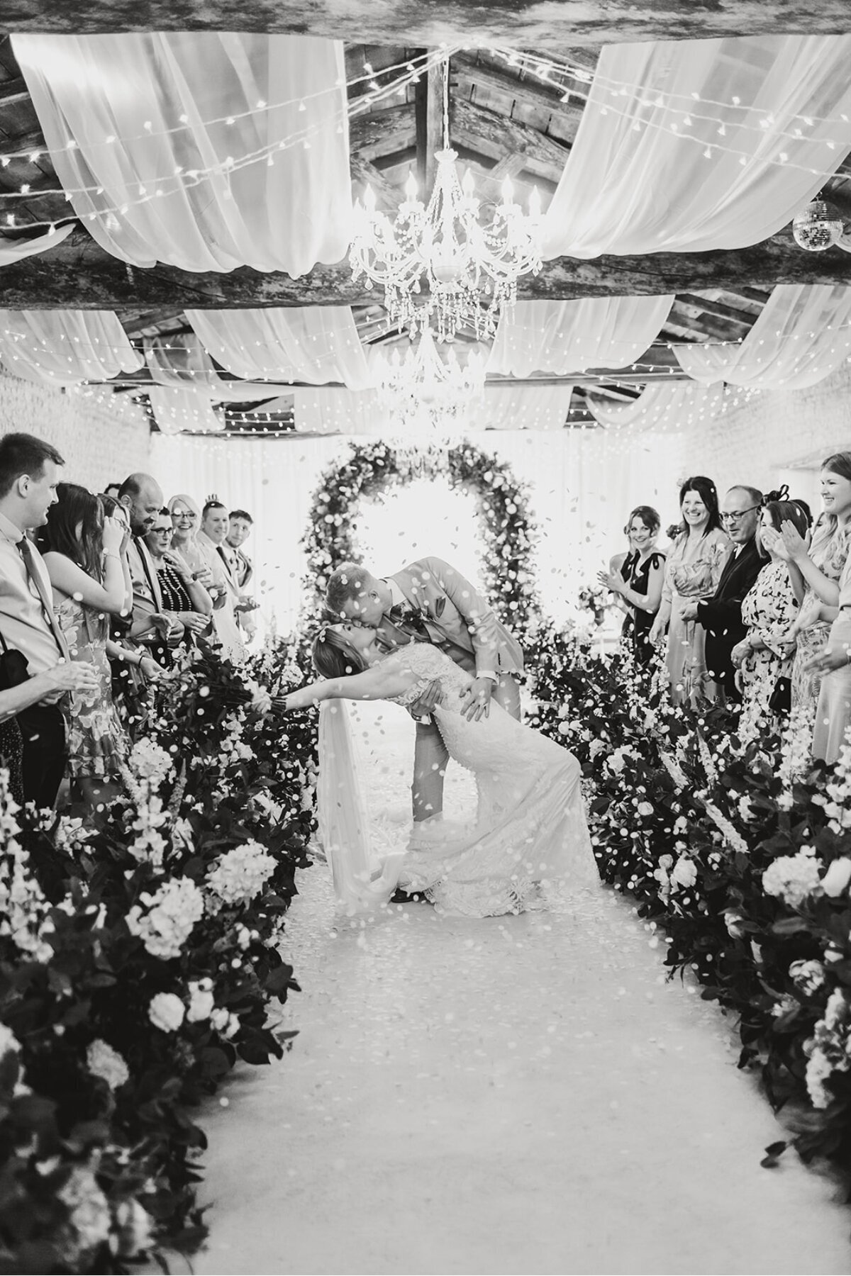 just-married-kiss-confetti