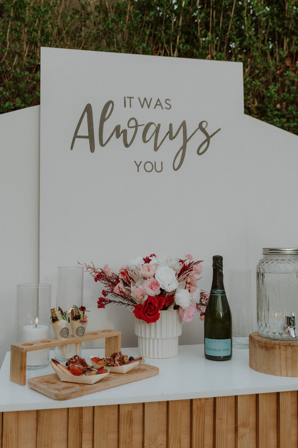 Décoration d'un buffet réalisé par Le Repère des Pépites pour une demande en mariage au bord du lac de Talloires photographié par Chloé Laydevant