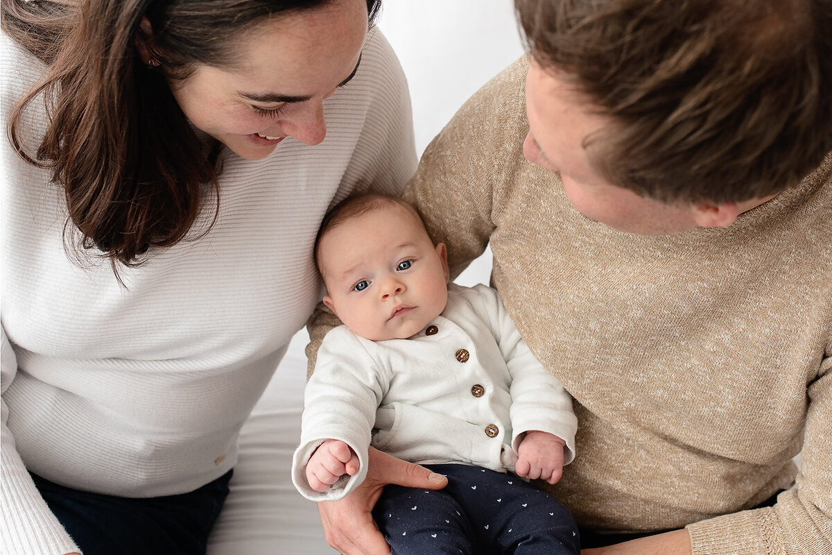 portret van een gezin met newborn
