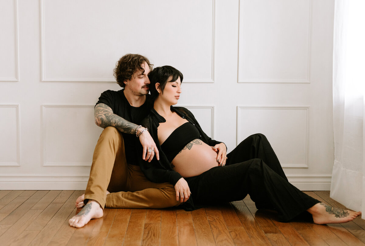 An expectant mother and father sit together at Studio Atelier