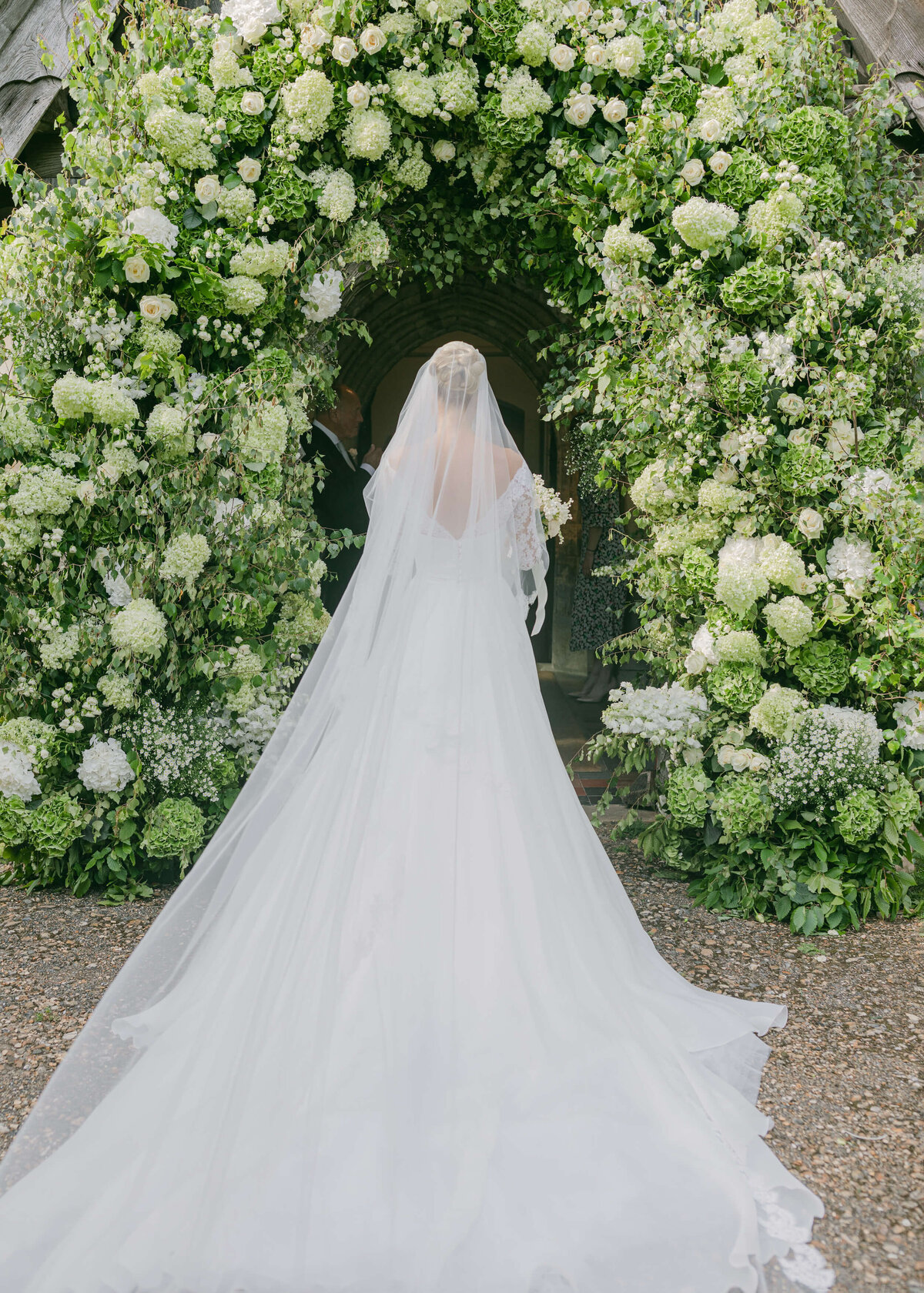 chloe-winstanley-weddings-suzanne-neville-church-veil-flower-arch