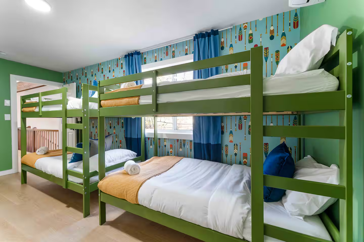 Poconos-Airbnb_Bunk-Room-Design