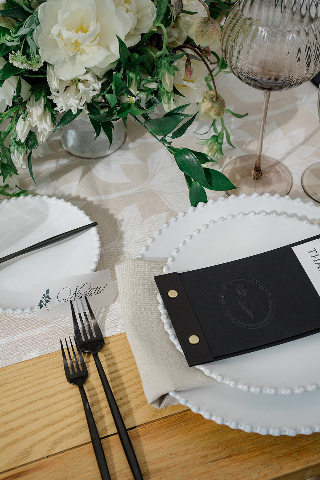 elevated_neutral_tones_governor_thomas_bennett_house_charleston_destination_wedding_photographer_wedding_Kailee_DiMeglio_Photography-632