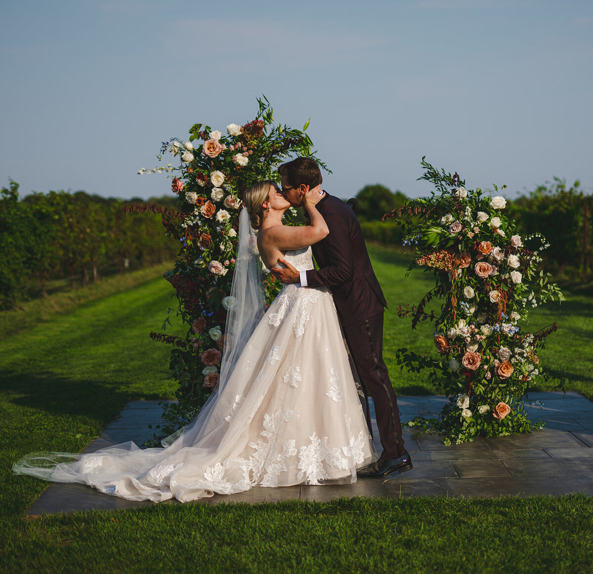 saltwater-farm-vineyard-wedding-kiss-nightingale-wedding-and-events