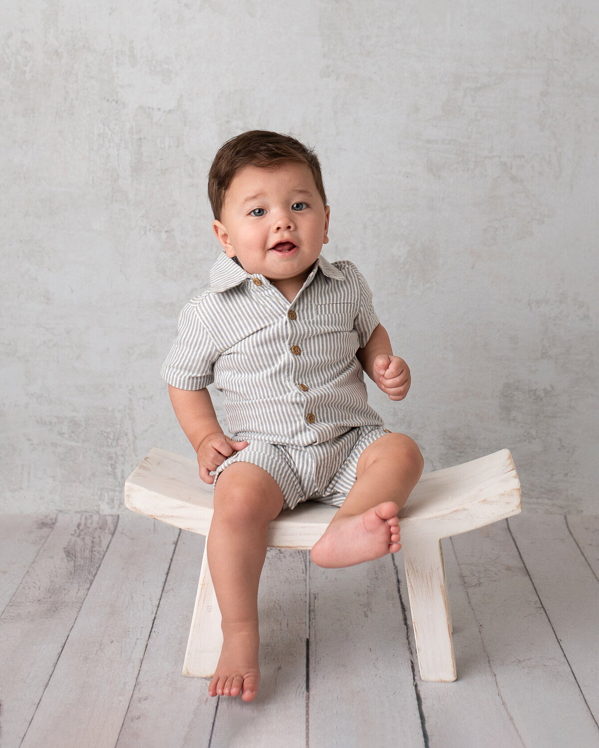 Sitting baby portrait in grey background by Laura King photography