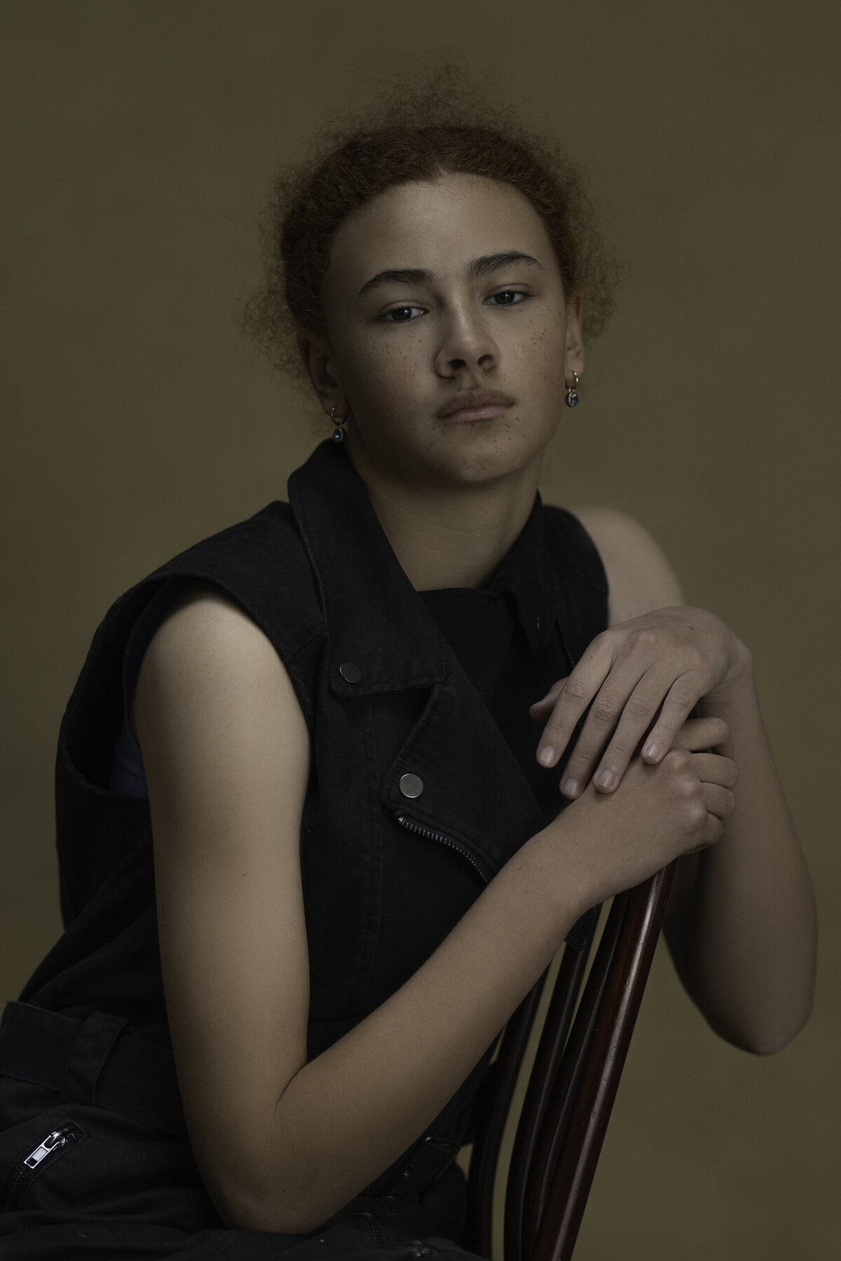 Studio Ace Photography Zaltbommel tijdloos portret van dame met ginger kroes haar gevlochten hangend op een stoel