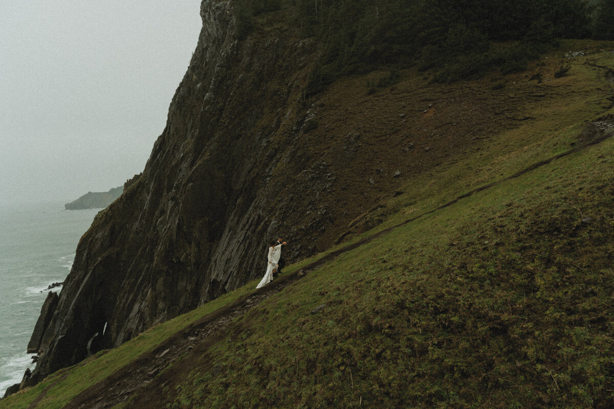 elopement oregon cliff - lizarrietaphotography-35