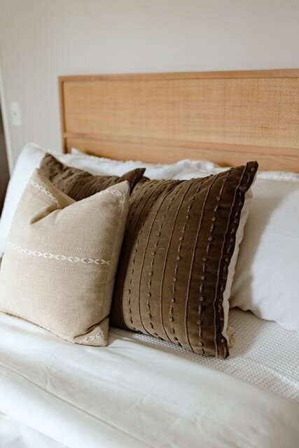 room - bed:pillows