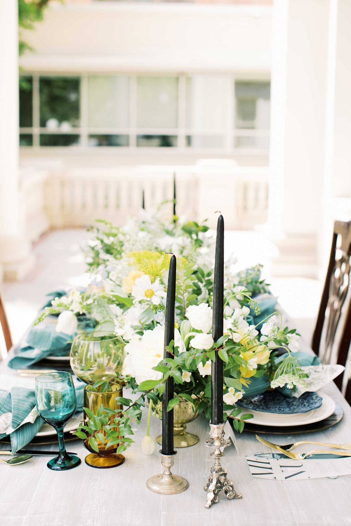 yellow-white-wedding-table-florals