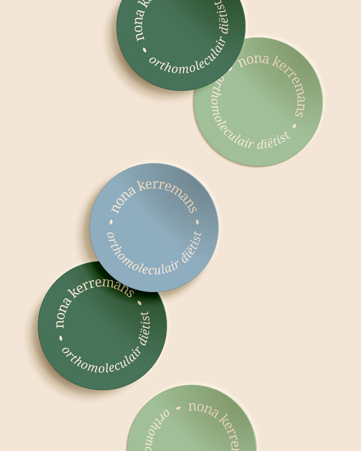 Ronde brandingstickers in frisse kleuren voor Nona Kerremans – Studio Vers ontwerp