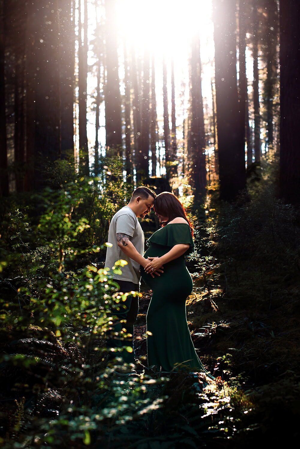 outdoor-maternity-photography_vancouver-fraser-valley_buntzen-lake-forest-sunset-trees-couple