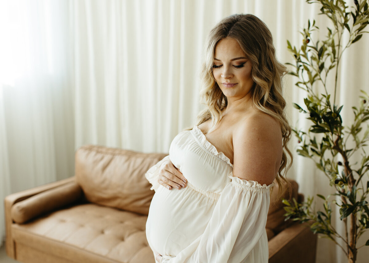 TaylorMaurerPhotography-BriMaternityStudio1