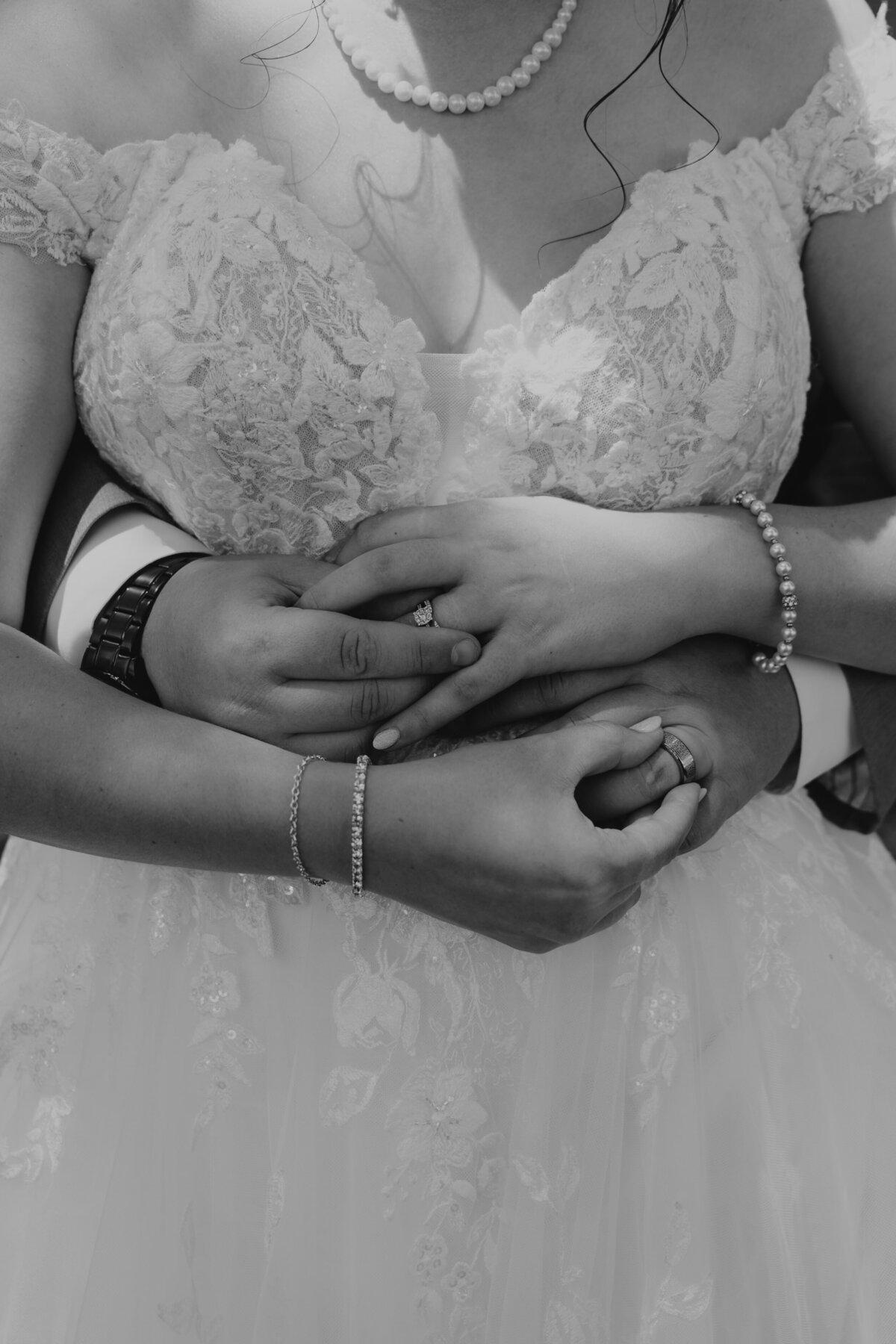 wedding-rings-black-white-image