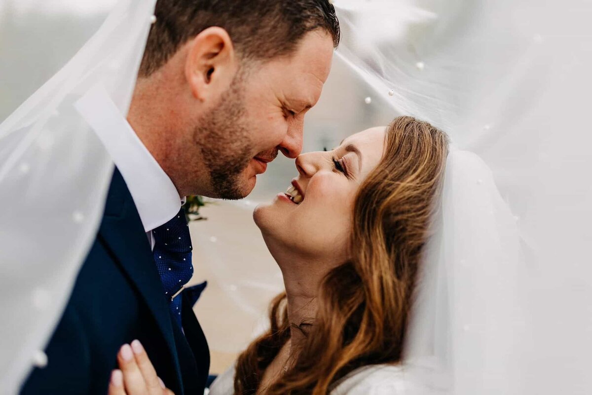 bride-groom-kiss