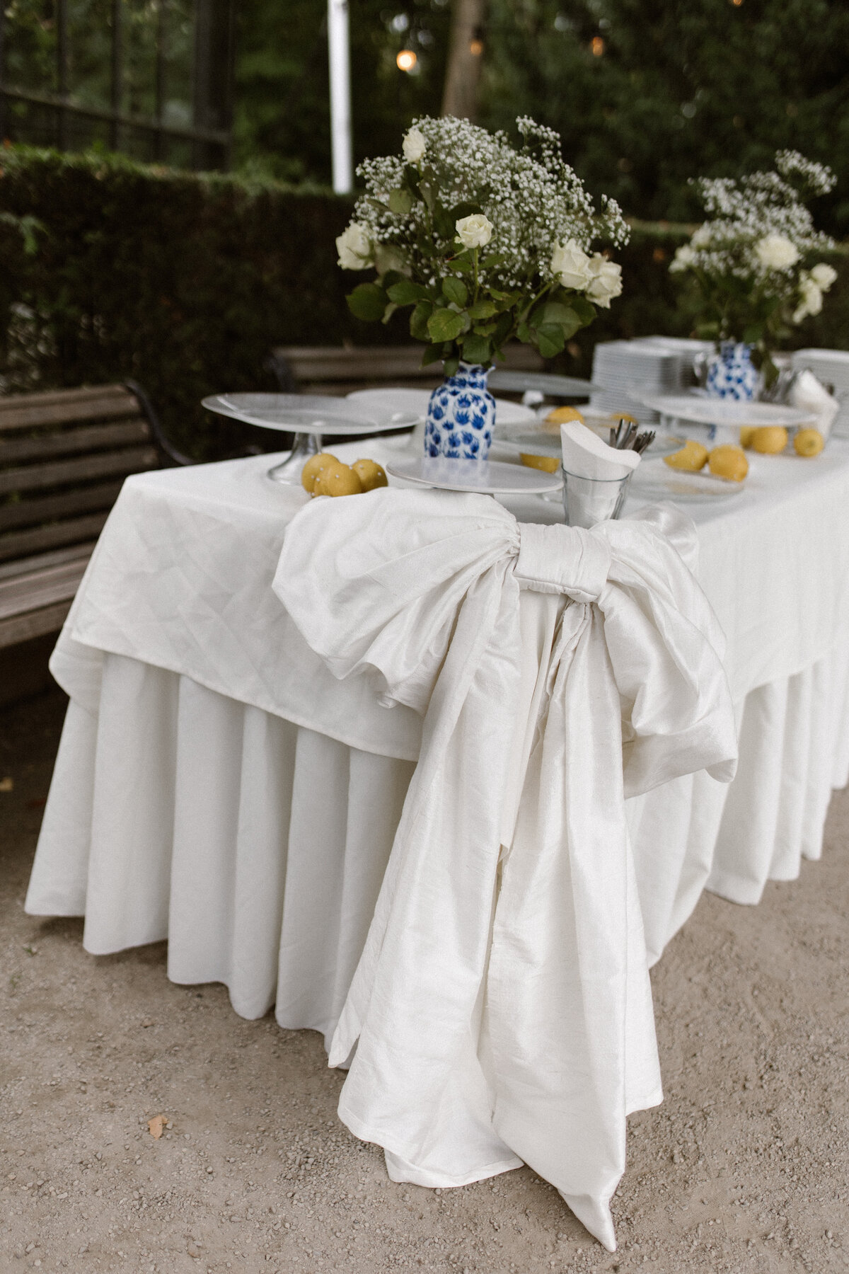 details bruiloft tafel met taart, strikken en citroenen door hanna wursten