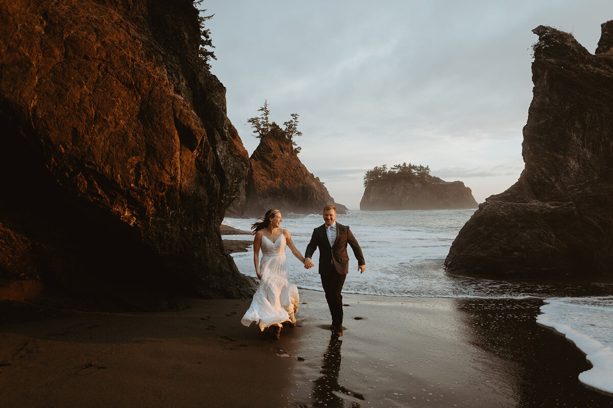 couple walking along Oregon coast
