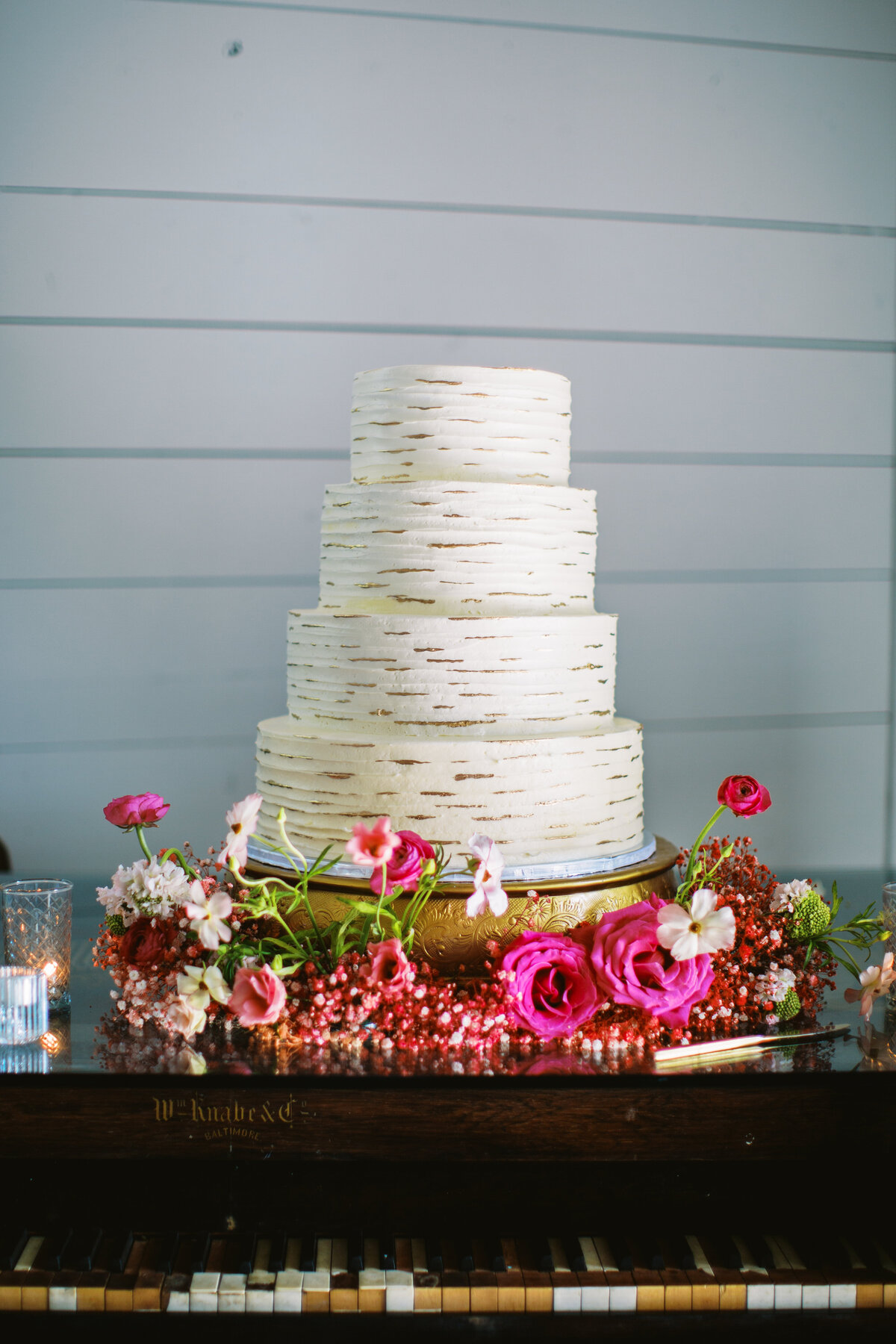 Gardenia + Ferdynand- Elegant monocromatic wedding - 7 - Reception design  details 10- 4 teir buttercream cake