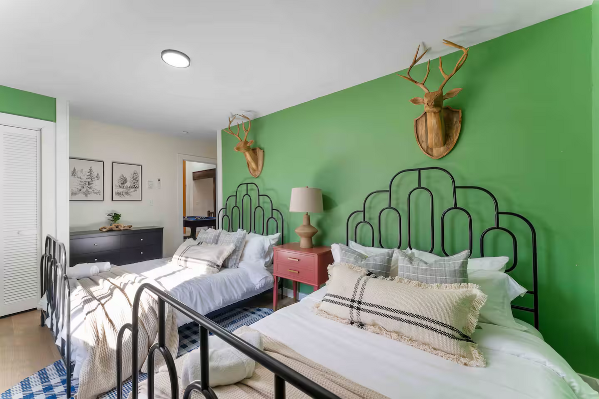 Poconos-Airbnb_Bunk-Full-Bedroom