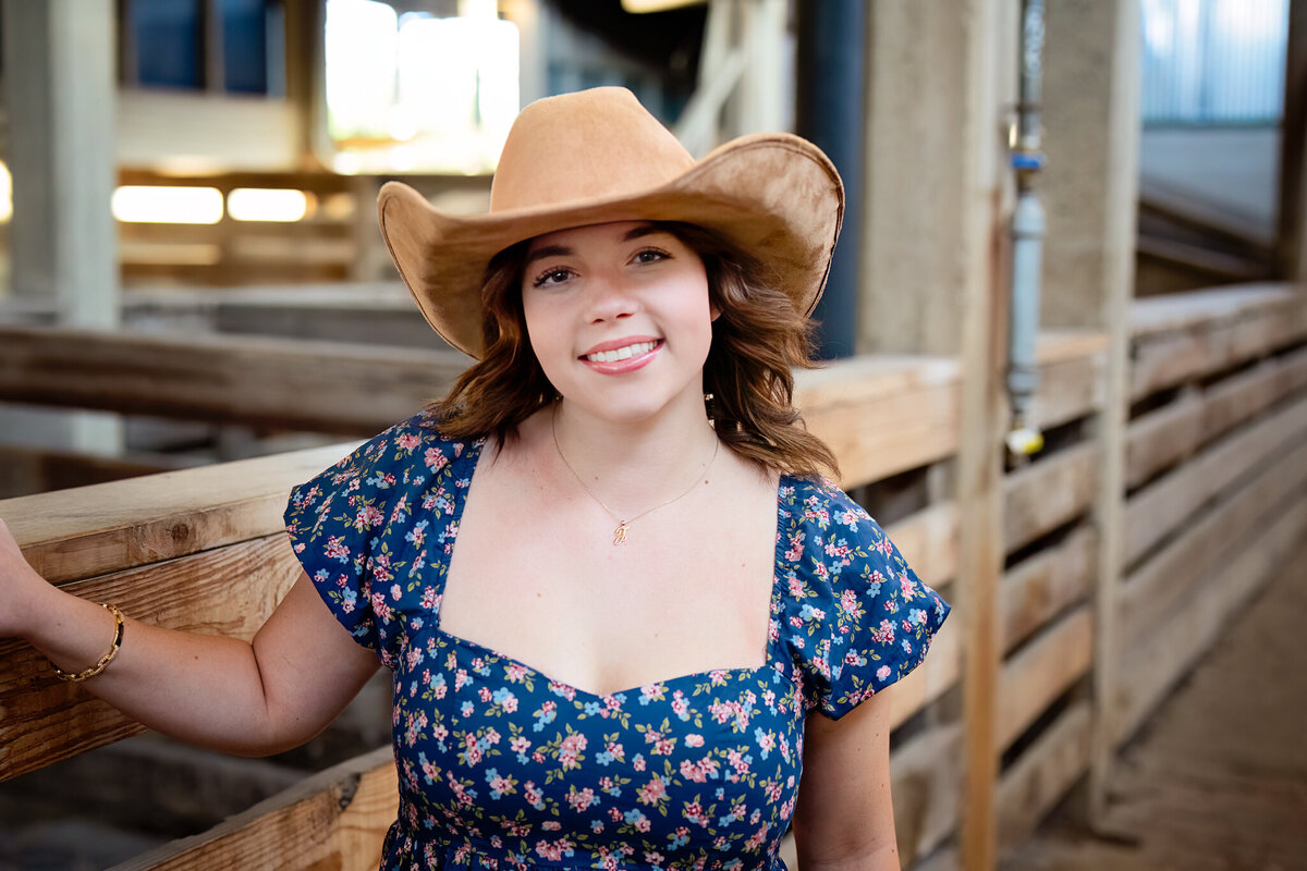 senior picture in fort worth stockyards