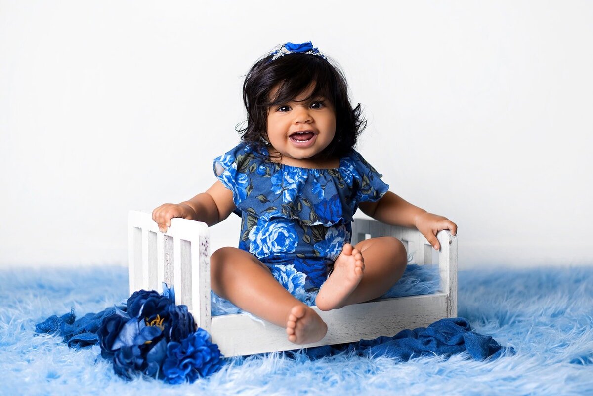mobile-inhome-cakesmash-photography_vancouver-fraser-valley_1-year-girl-blue-floral-romper