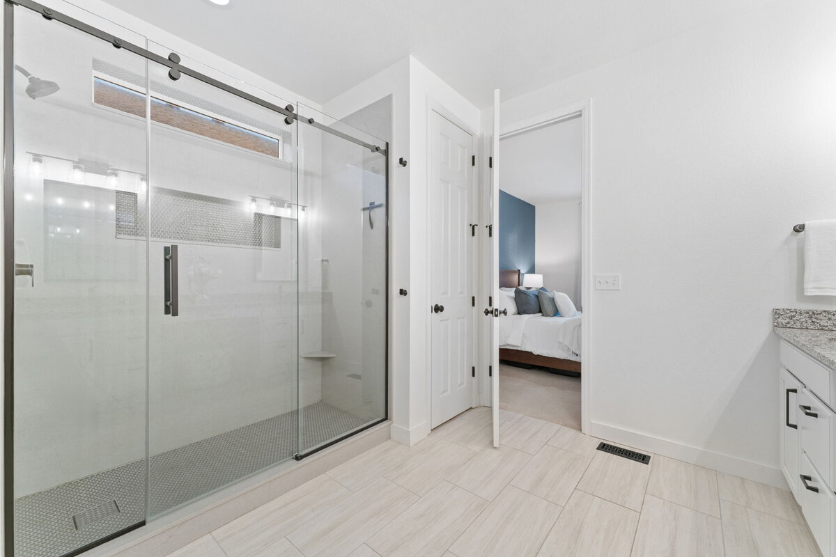 15-web-or-mls-4967 S Ukraine St 16