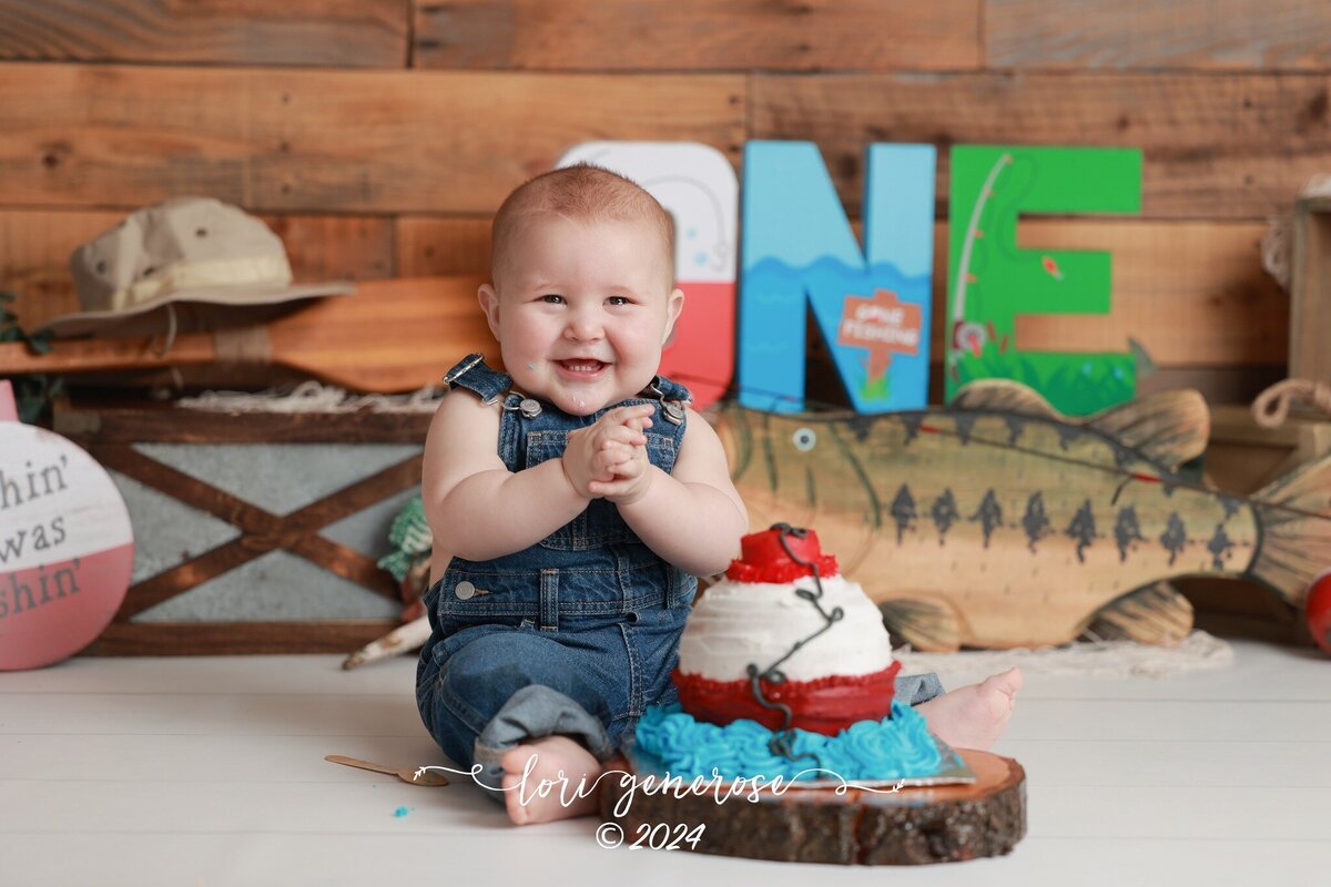 lehigh-valley-photographer-lori-generose-lg-photography-first-birthday-cake-smash-boy-ephrata-pa