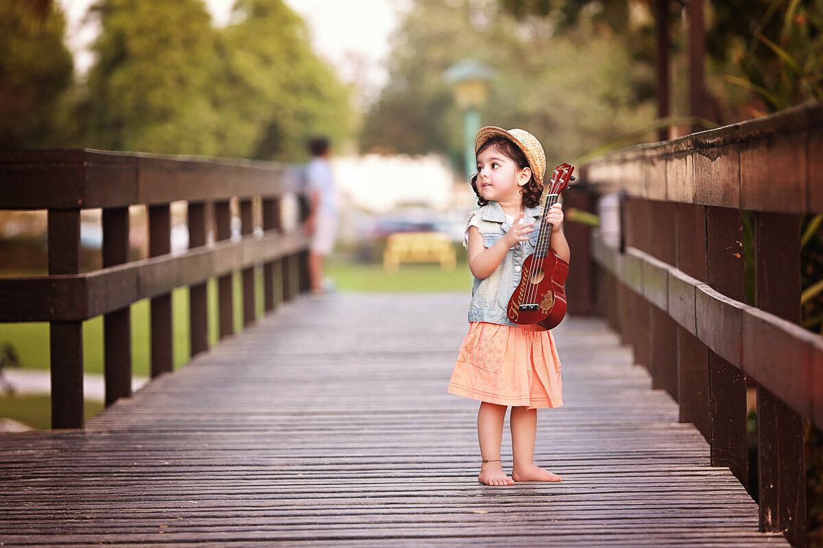 Baby girl with ukulele_Beach photo session_Vancouver photographer