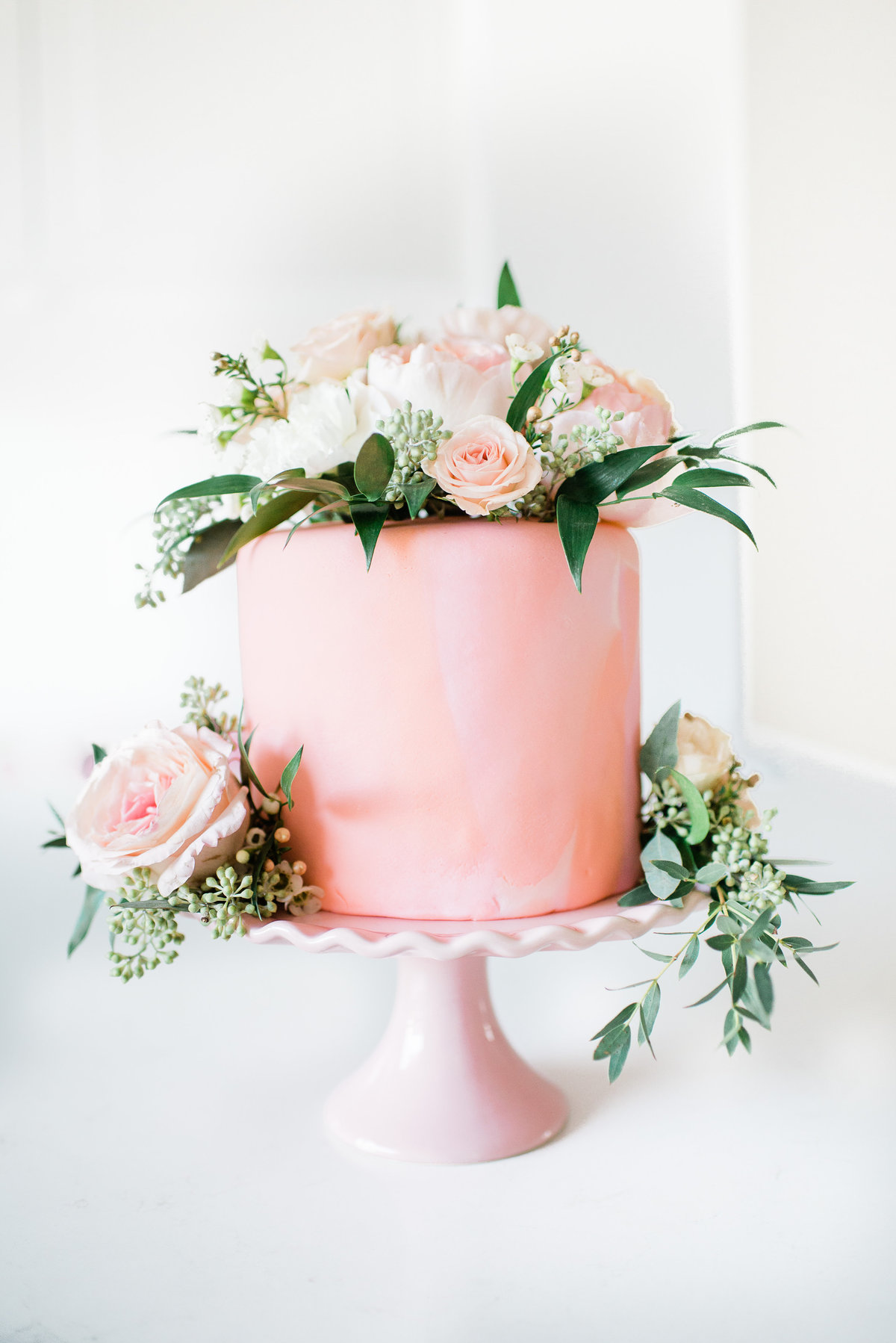 BKC4U WEDDING FLOWERS garden rose eucalyptus cake flowers