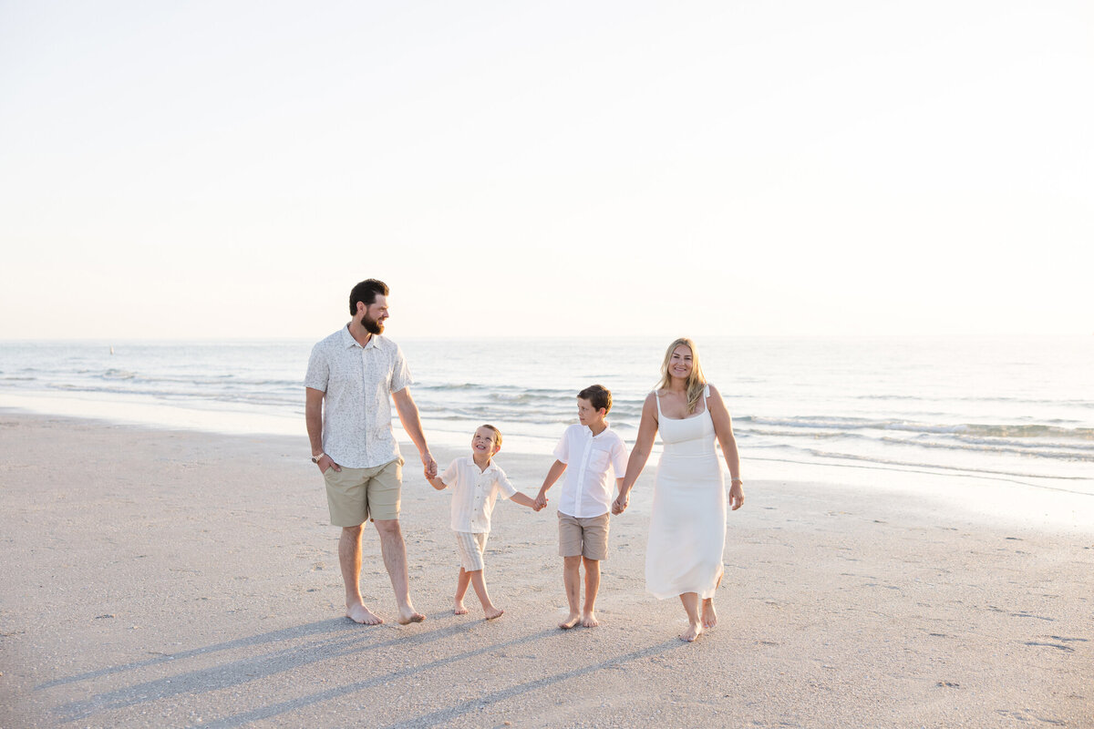Lovely-fun-family-beach-photos