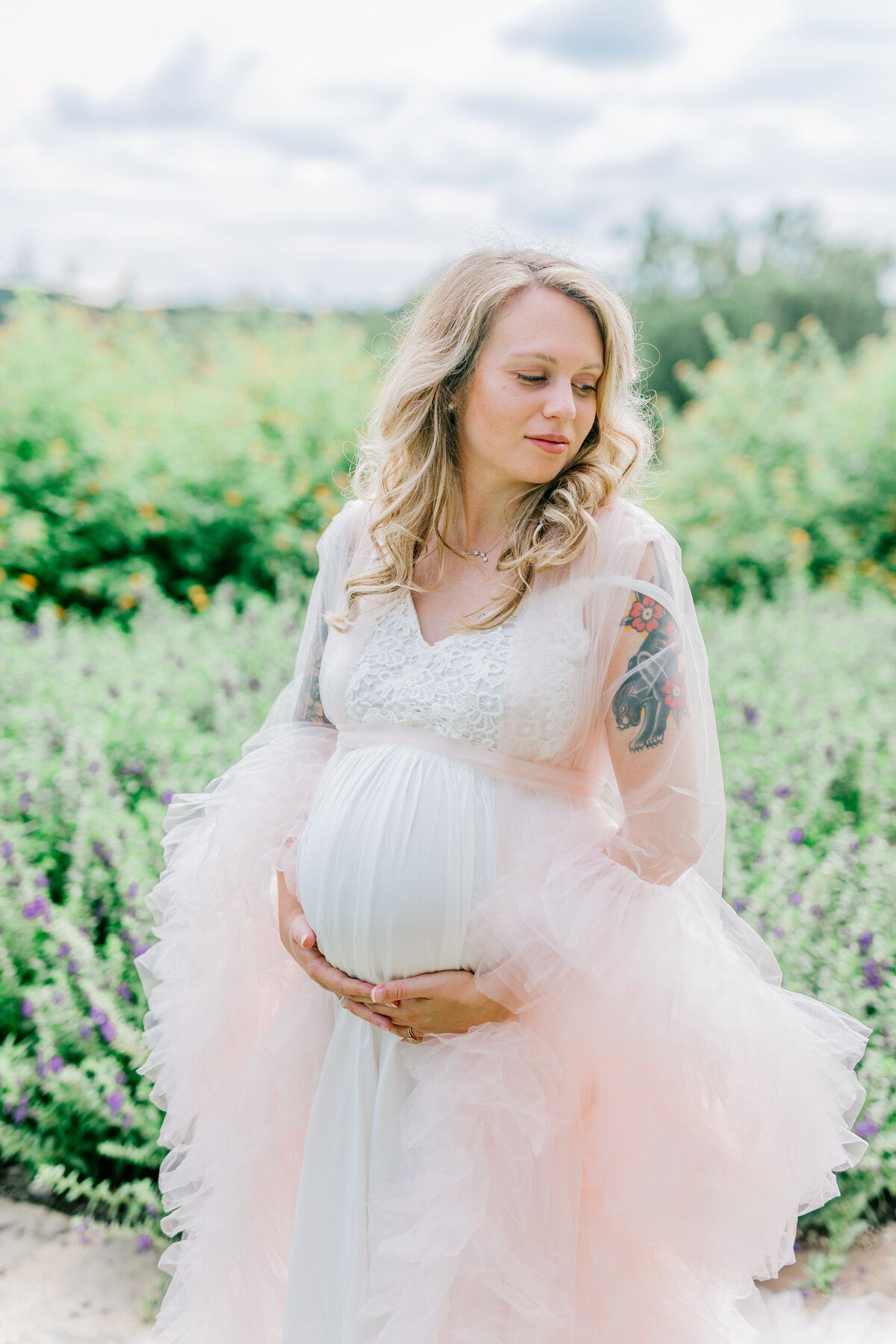 richmond-maternity-photographer-mom-to-be-in-field.jpg​