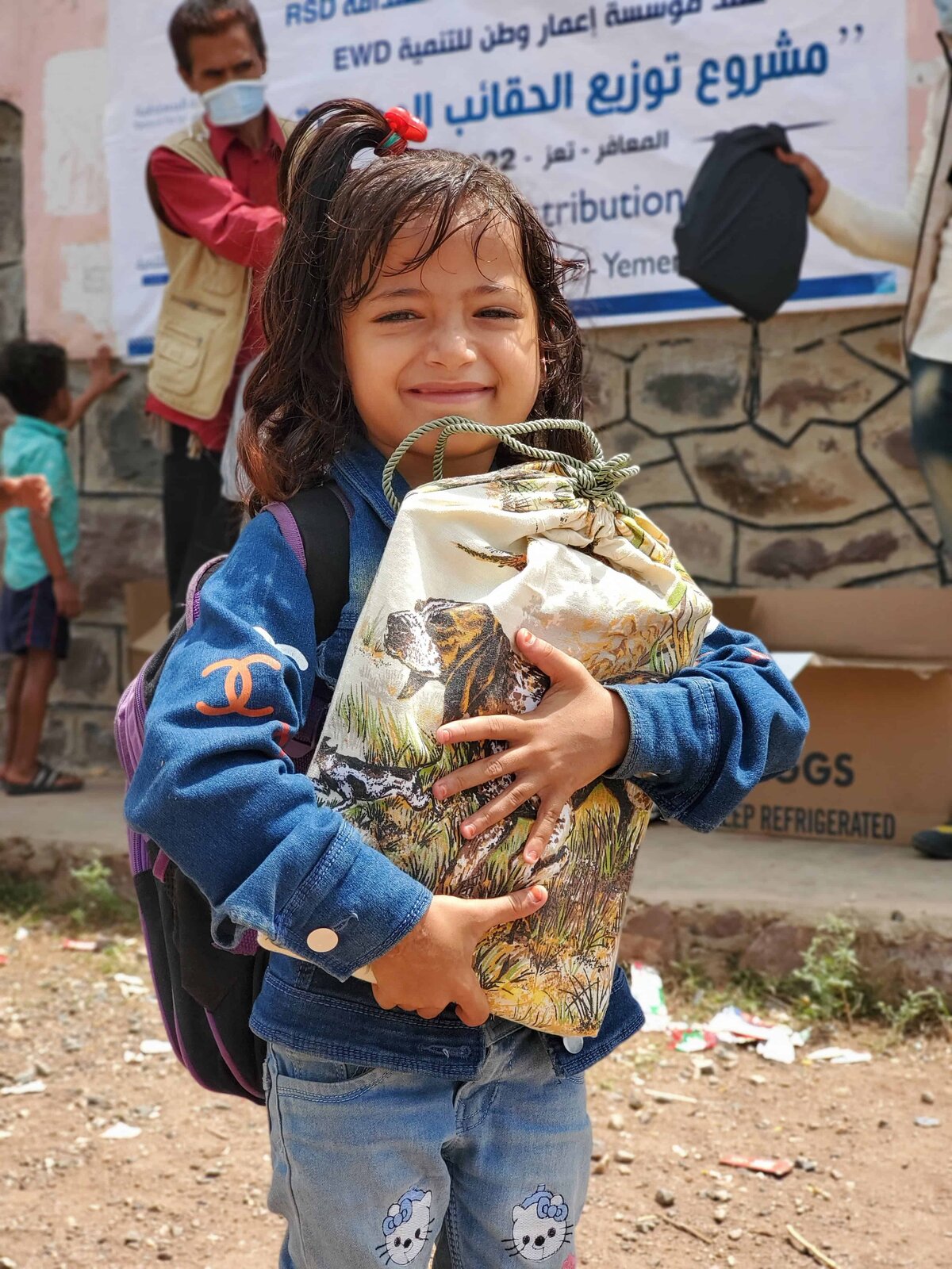 Happy_Girl_with bag