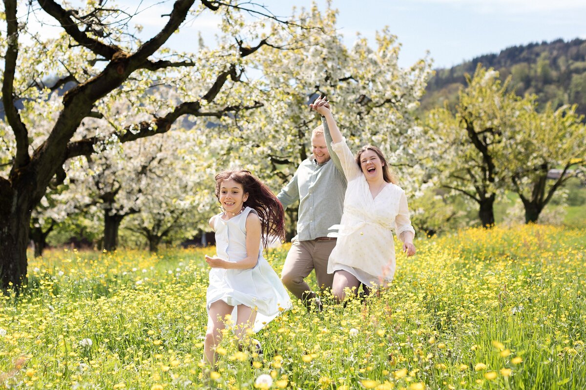 Familienshooting-Familienfotos-Aargau-Zuerich-Frühling-Fricktal-Kirschblüte-9