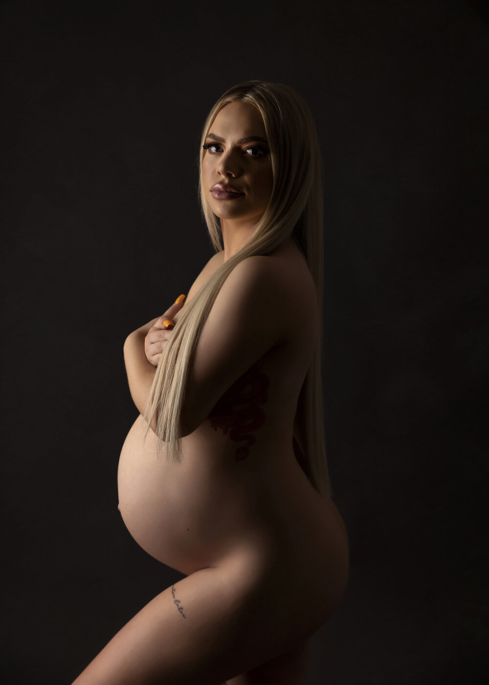 MATERNITY_PREGNANTWOMAN_NAKEDMOODYLIGHTINGLONGBLONDEHAIR1