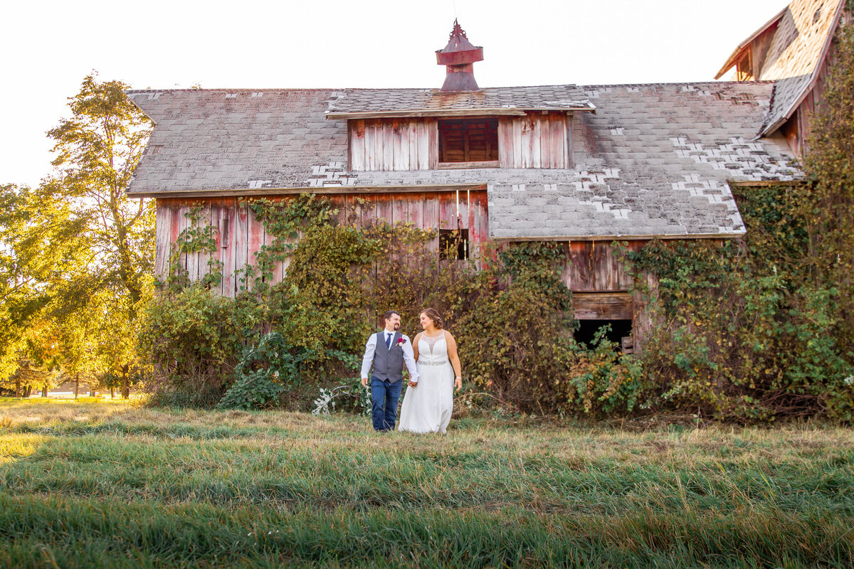 Rustic barn wedding at sunset. Photo by Bay City Photographer.
