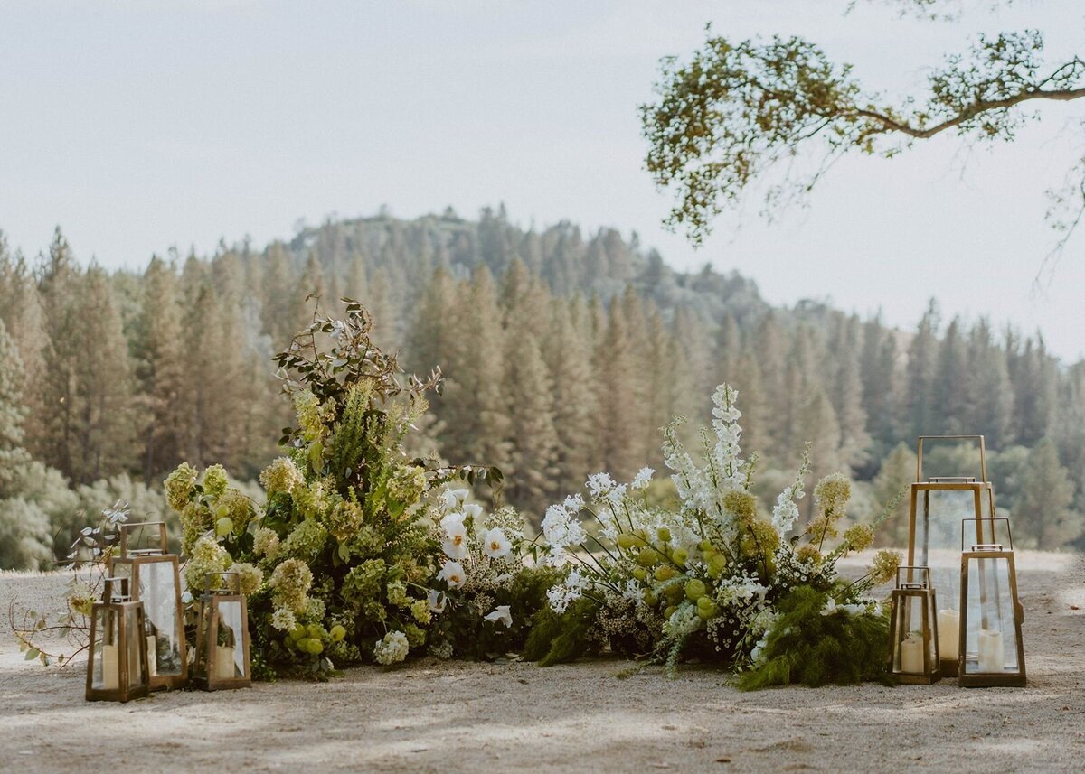 green-ground-floral-with-lanterns