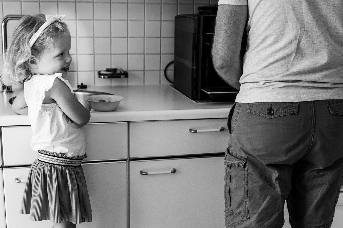 vader en dochter in keuken fruit maken