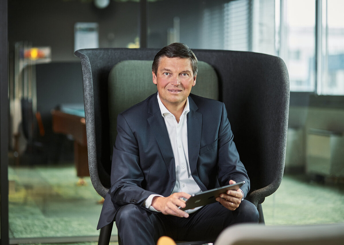 Businessportrait eines CEOs in moderner Bürolounge – fotografiert von Atelier Schulte in Wien. Klare Businessfotografie für Entscheider in ganz Österreich.