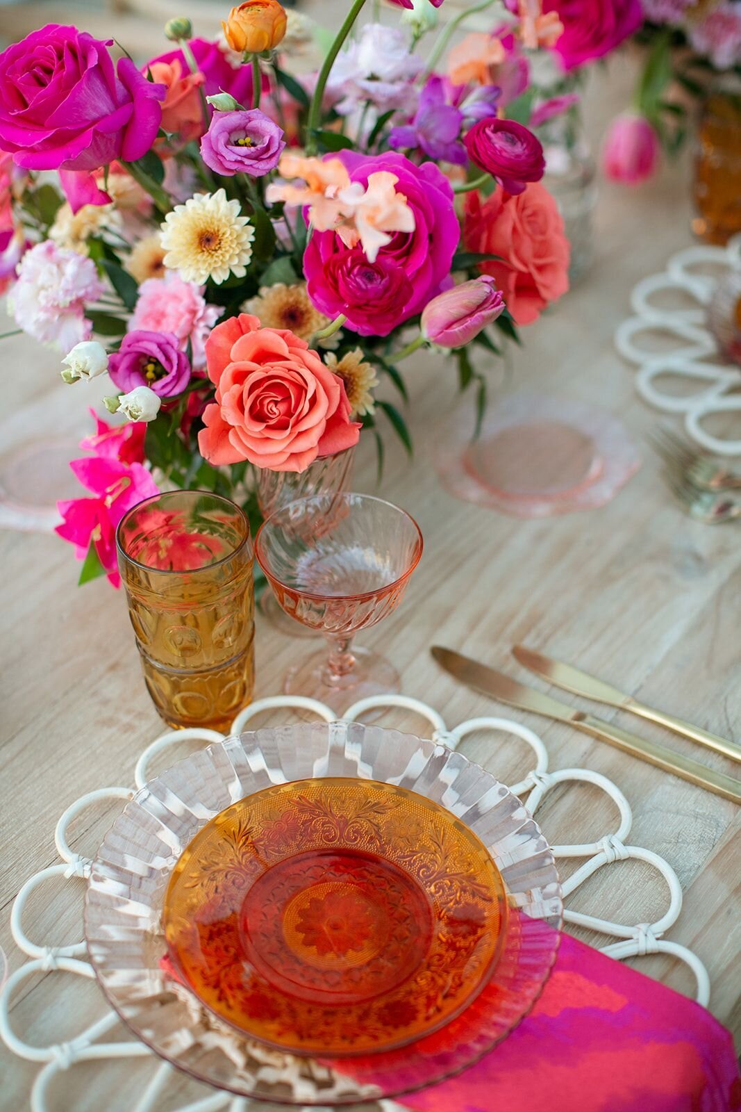 pink-and-orange-vintage-tablescape