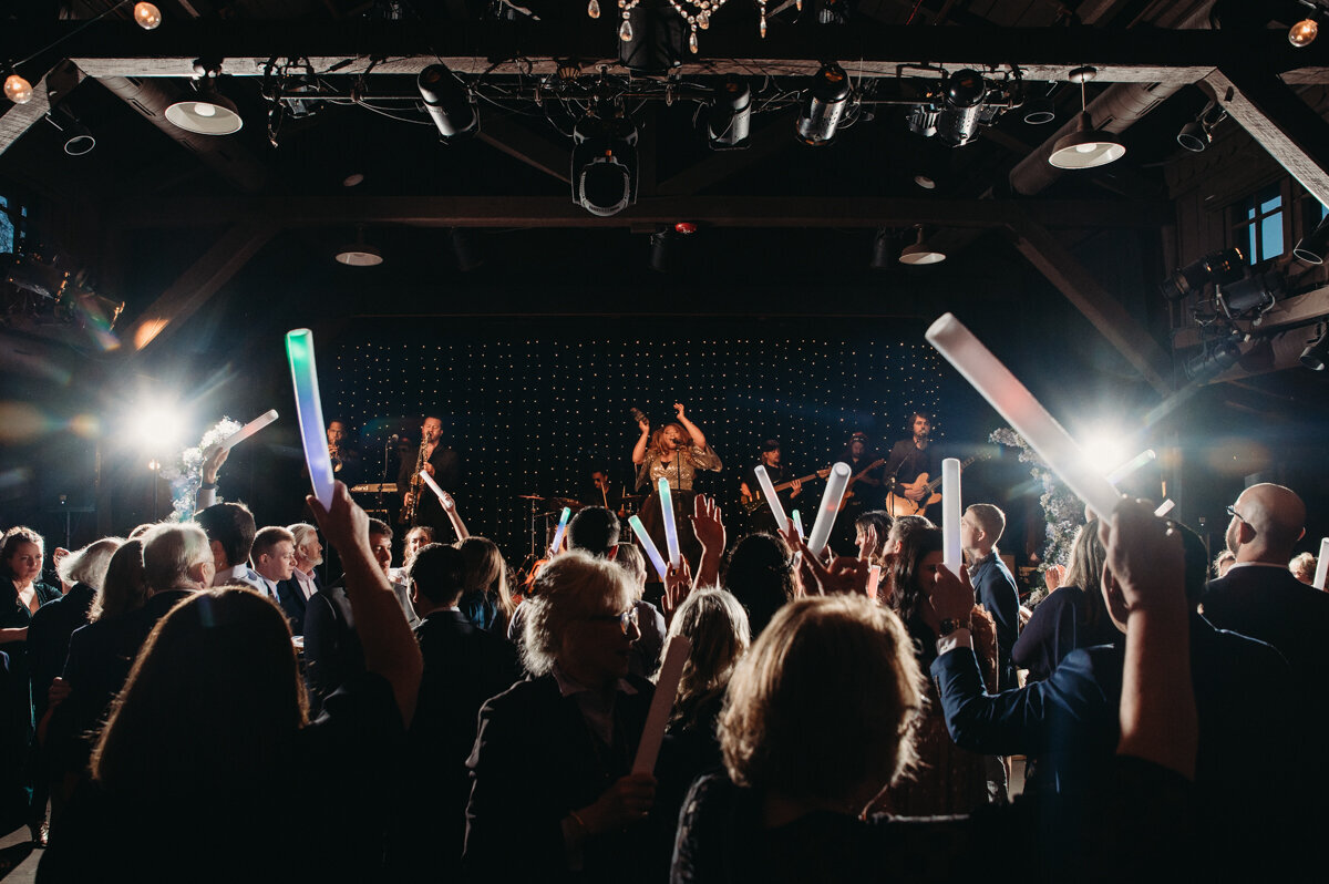 Live band performs at Happy days Lodge wedding